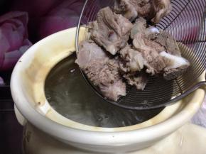 将焯好水的排骨倒入汤煲内（汤煲里的水要是开水）