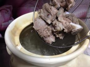 将焯好水的排骨倒入汤煲内（汤煲里的水要是开水）