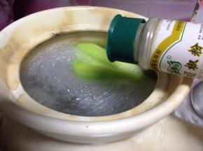 加入白胡椒粉去腥