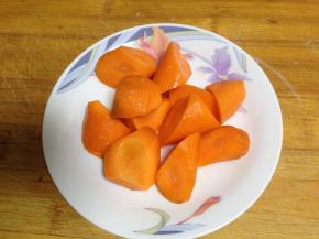 胡萝卜洗净切滚刀块