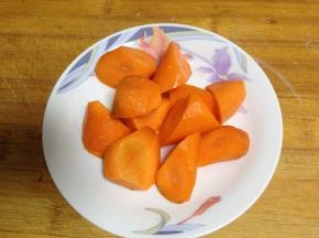 胡萝卜洗净切滚刀块