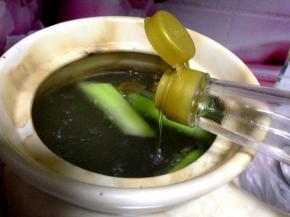 倒入1汤匙白醋和1大勺白酒大火煮开10分钟转中小火煲制20分钟