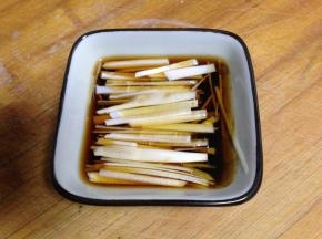 根据自己喜好还可以准备一些葱丝、香醋、生抽、香油调好成小料。因为汤不太咸，炖出的排骨可以沾上小料吃。（此步可以省略）