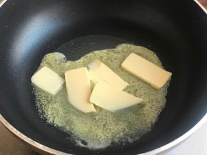 准备不粘锅，小火，黄油放入融化