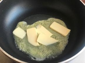 准备不粘锅，小火，黄油放入融化