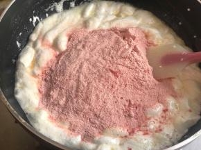 棉花糖融化后，加入奶粉和草莓粉