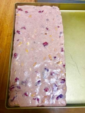 搅匀后，放入金盘中定型，盖保鲜膜放冷冻室15分钟左右，看看状态，是否好切不粘手。