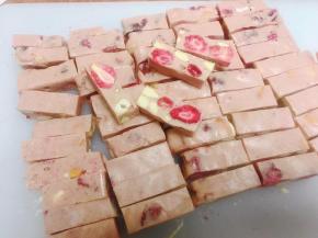 这里没有选择花生的原因是，花生的味道会盖过草莓味，所以选择口感比较好但是味道不重的巴旦木，坚果可以随意换你喜欢的