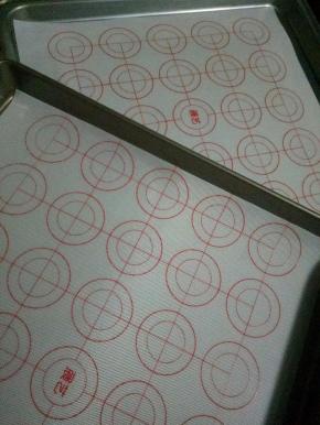 先把准备工作做好，这样就不会手忙脚乱了
烤盘铺硅胶垫，没有的可以铺油纸或者油布