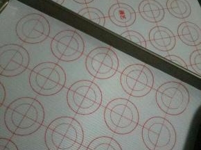 先把准备工作做好，这样就不会手忙脚乱了
烤盘铺硅胶垫，没有的可以铺油纸或者油布