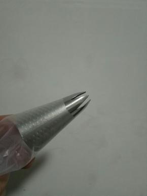 裱花袋剪口，将裱花嘴装进去，我用的1M裱花嘴