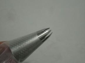 裱花袋剪口，将裱花嘴装进去，我用的1M裱花嘴