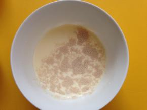 牛奶用微波炉稍微叮一下加热至手温，加入酵母溶解开