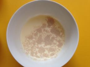 牛奶用微波炉稍微叮一下加热至手温，加入酵母溶解开