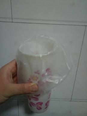 将裱花袋套进高一点的杯子里，放一旁备用