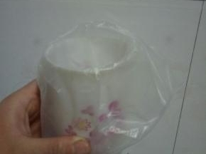 将裱花袋套进高一点的杯子里，放一旁备用