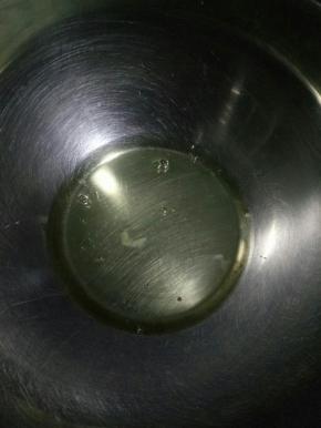 开始打发蛋白，蛋白里滴入几滴柠檬汁（白醋）打散
