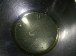 开始打发蛋白，蛋白里滴入几滴柠檬汁（白醋）打散
