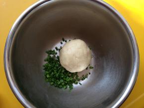 将面团揉成团，加入香葱