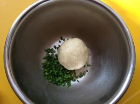 将面团揉成团，加入香葱