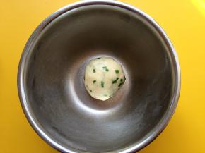 香葱揉进面团即可，加盖保鲜膜醒发40分钟左右