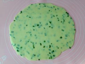 醒发后的面团放在揉面垫上，擀成约0.3厘米的薄片