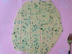 擀好后的面片再次醒发松弛20分钟，然后用叉子均匀扎孔并切成大小均匀的小块