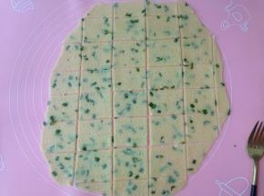 擀好后的面片再次醒发松弛20分钟，然后用叉子均匀扎孔并切成大小均匀的小块