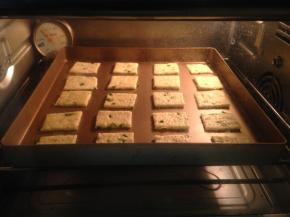 烤箱180度预热后，送入烤箱中层上下火180度烘烤15分钟左右，一定要烤干哦，不然没有苏打饼干的松脆感！如果上色过快，可以调低温度烤