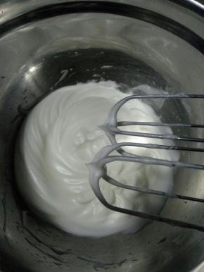 提起打蛋器，蛋白呈短小的尖就可以了