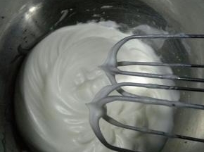 提起打蛋器，蛋白呈短小的尖就可以了