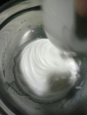 要加糖的将糖分两次加入，打到硬性状态，宝宝小的可以不加糖，直接打到硬性状态