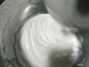 要加糖的将糖分两次加入，打到硬性状态，宝宝小的可以不加糖，直接打到硬性状态