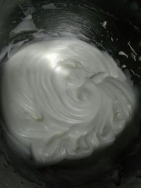 打好的蛋白细腻有光泽
开始预热烤箱，上下火90度