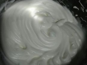 打好的蛋白细腻有光泽
开始预热烤箱，上下火90度