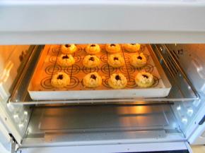 烤箱预热后，烤盘放入烤箱中层烘烤。180度，上下火，18分钟即可