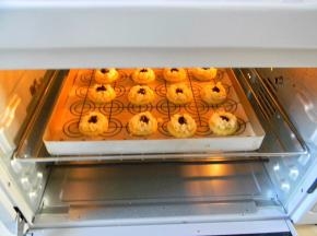 烤箱预热后，烤盘放入烤箱中层烘烤。180度，上下火，18分钟即可