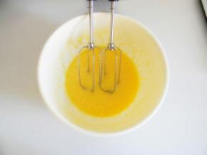 在搅打均匀，让材料充分融合