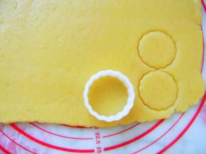 用圆型饼干模具，压出造型