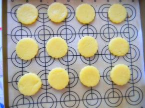 将饼干放入模具，中间留空隙