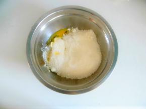 辅料中的椰蓉，糖粉，鸡蛋液，黄油，吉士粉收放一起，拌匀