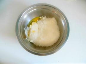 辅料中的椰蓉，糖粉，鸡蛋液，黄油，吉士粉收放一起，拌匀
