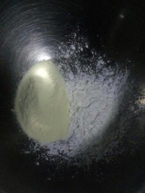 首先将奶粉和玉米淀粉混合均匀