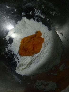 将南瓜泥放入混合好的奶粉中