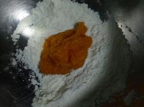 将南瓜泥放入混合好的奶粉中