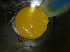 过筛好后的南瓜泥，放一旁备用