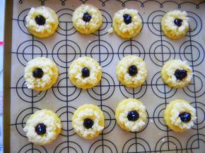 在做好的饼干中间挤上果酱