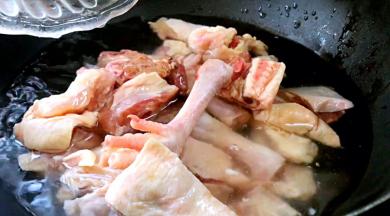 放入锅中，加入适量清水煮至出血污