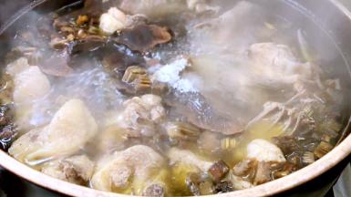 调入盐拌匀即可