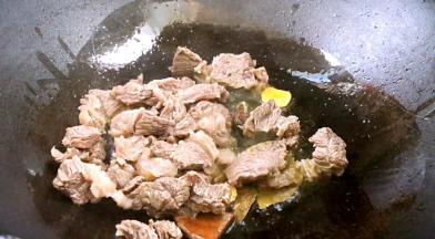 加入牛肉煸炒出香味，加入料酒炒香